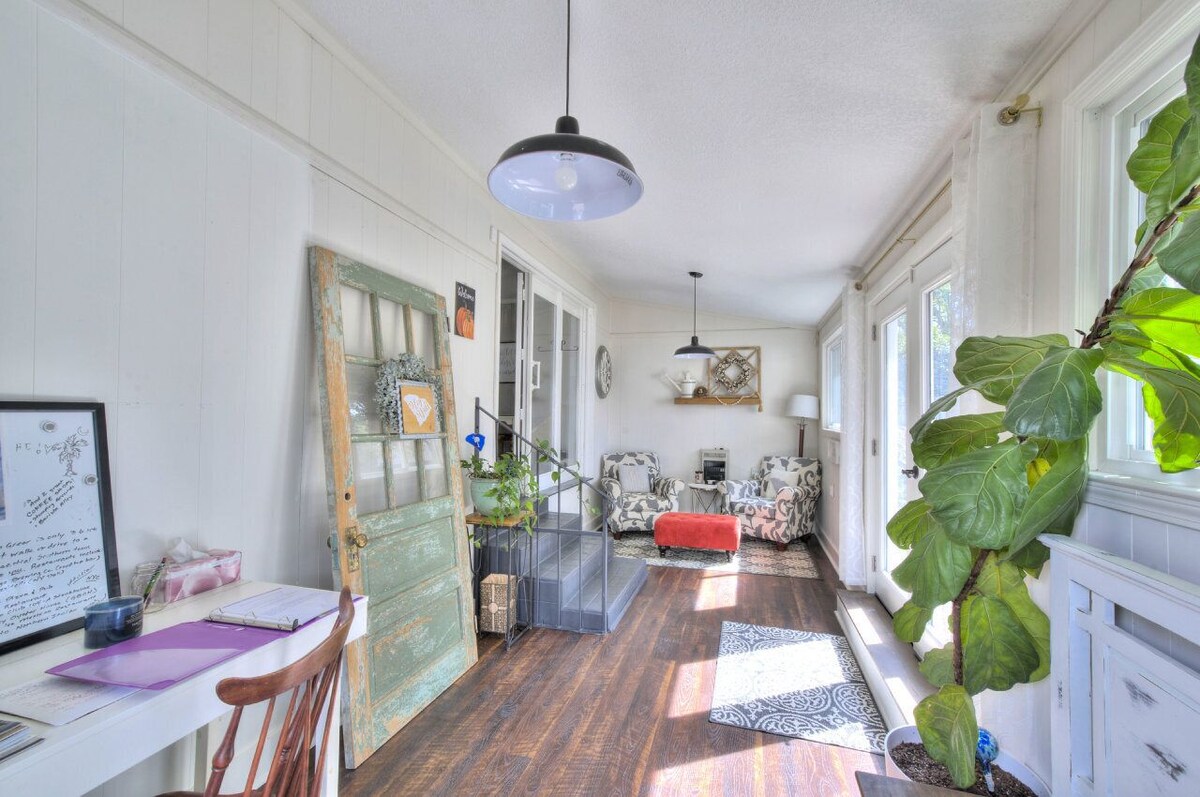 Photo 17 of This urban cottage is walkable to dining, shopping and more! Pet friendly