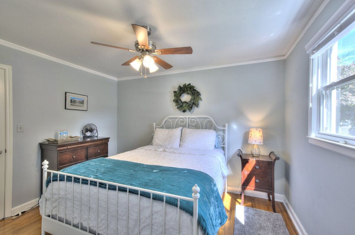 Photo 9 of This urban cottage is walkable to dining, shopping and more! Pet friendly