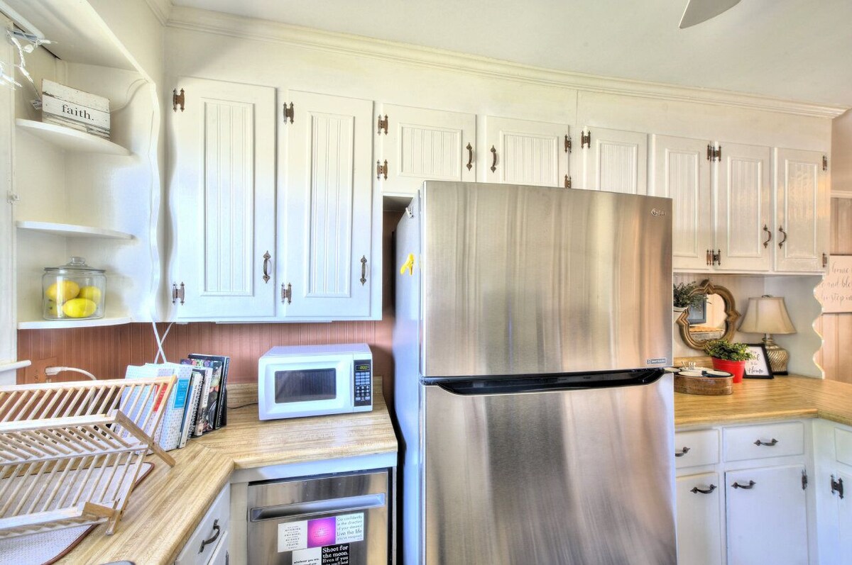 Photo 13 of This urban cottage is walkable to dining, shopping and more! Pet friendly