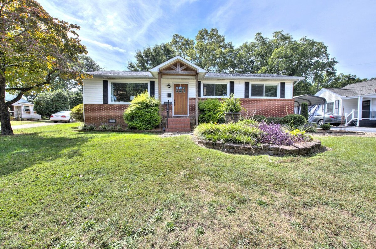 Photo 25 of This urban cottage is walkable to dining, shopping and more! Pet friendly
