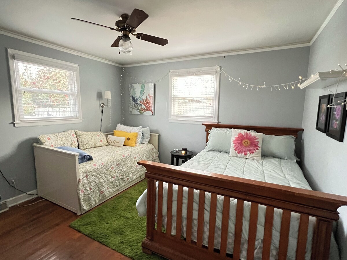 Photo 10 of This urban cottage is walkable to dining, shopping and more! Pet friendly