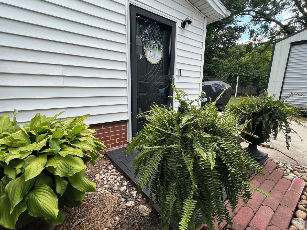 Photo 24 of This urban cottage is walkable to dining, shopping and more! Pet friendly