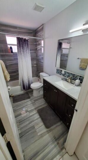 Hair dryer, towels, soap, shampoo - Hallandale Beach Midway between Miami & Fort Lauderdale (Hallandale Beach)