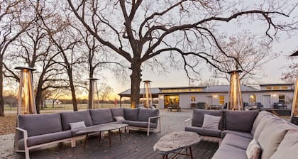 Welcome to our picturesque ranch oasis less than 1 hour from DFW!