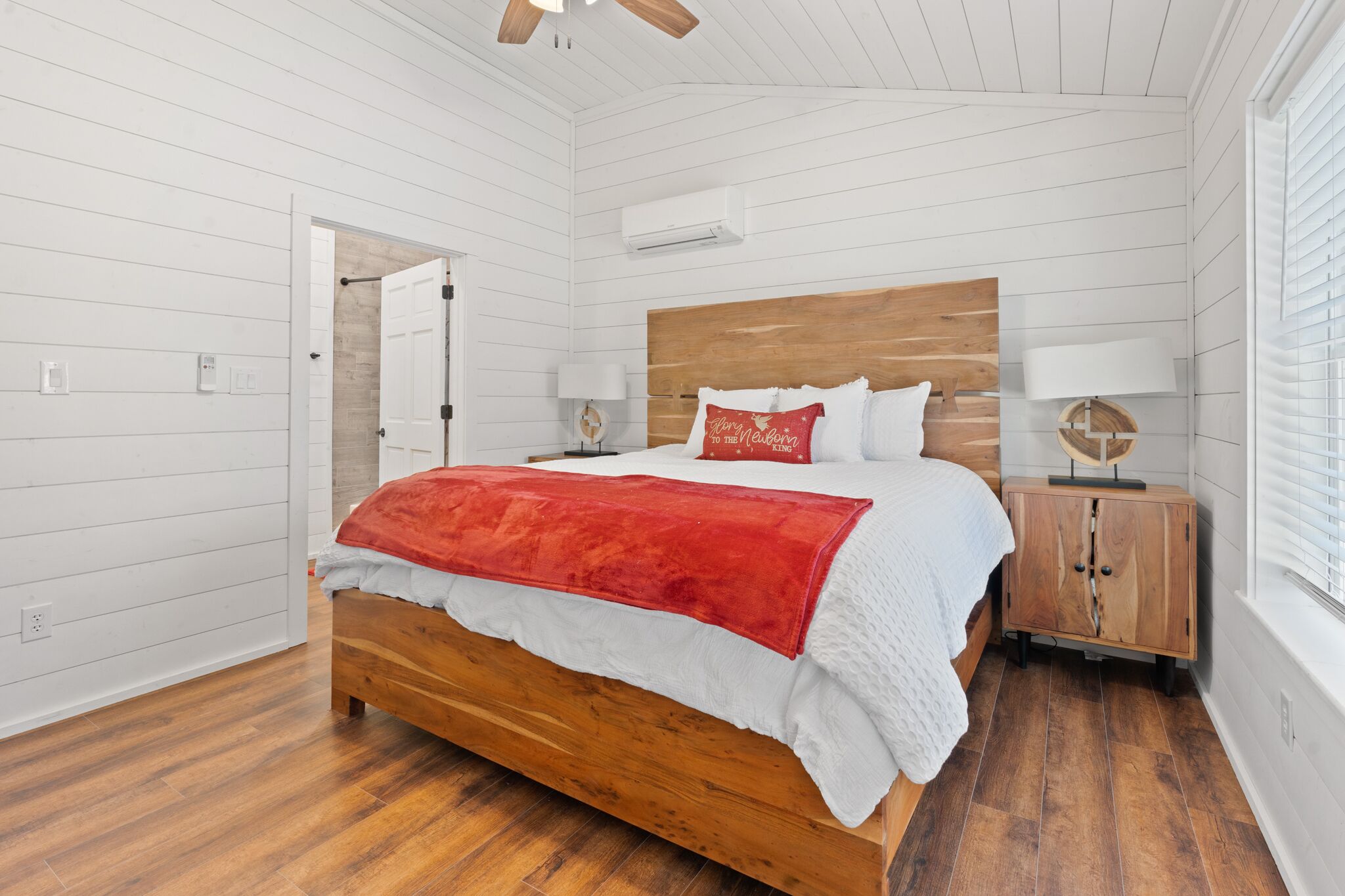 4 chambres, coffre-fort, bureau, fer et planche à repasser