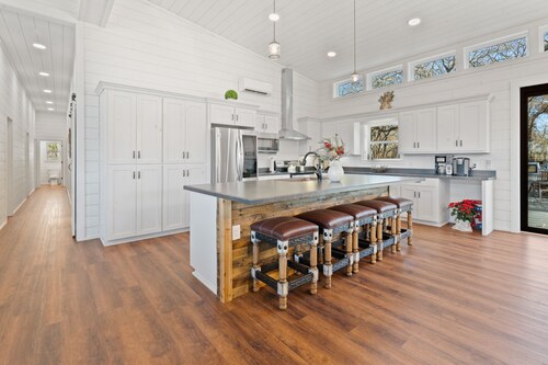 Welcome to our picturesque ranch oasis less than 1 hour from DFW! 