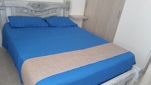 4 bedrooms, iron/ironing board, WiFi, bed sheets