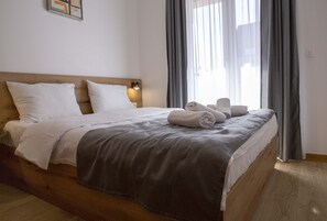 1 habitación, tabla de planchar con plancha y cuna de viaje 