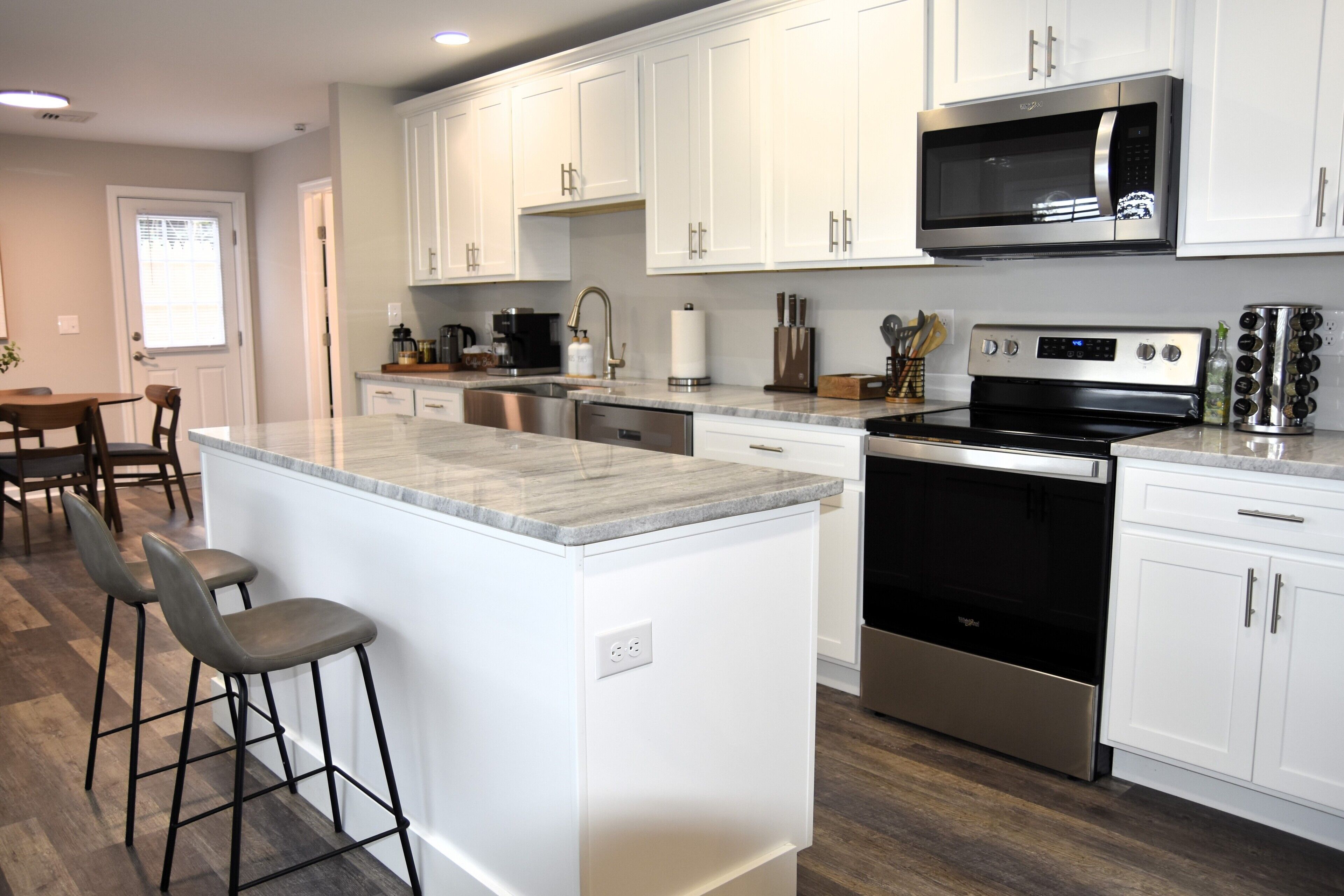 The Newark Nest - a modern retreat with an amazing fully-stocked kitchen!