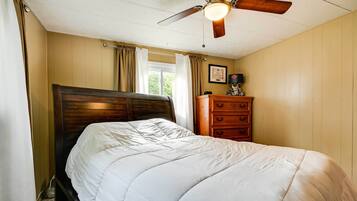 Rumah (2 Bedrooms) | 2 kamar tidur, ruang kerja ramah laptop, dan setrika/meja setrika