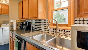 House (2 Bedrooms) | Private kitchen | Microwave, dishwasher, cookware/dishes/utensils, paper towels