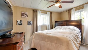 Unclassified image, 4 of 24, button - Cozy Bay City Abode w/ Deck & Fire Pit, Near Lakes (Bay City)