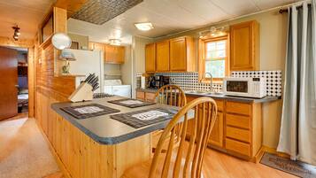 Maison (2 Bedrooms) | Cuisine privée | Four à micro-ondes, lave-vaisselle, vaisselle et ustensiles, essuie-tout