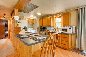 House (2 Bedrooms) | Private kitchen | Microwave, dishwasher, cookware/dishes/utensils, paper towels