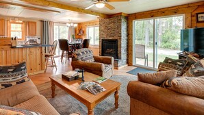 Unclassified image, 2 of 24, button - Cozy Bay City Abode w/ Deck & Fire Pit, Near Lakes (Bay City)