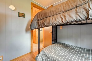 House (2 Bedrooms) | 2 bedrooms, laptop workspace, iron/ironing board, bed sheets