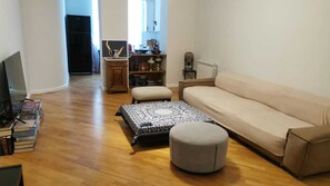 Smart TV, books - Book-art 2BR Condo with King bed and cozy balcony! Enjoy its central location (T'bilisi)
