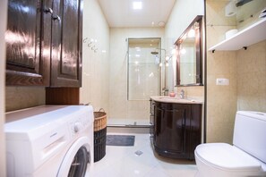 Ducha, secador de pelo, toallas, jabón