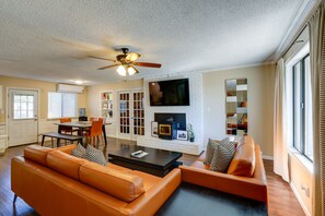 獨棟房屋 (4 Bedrooms) | 起居區 | 電視、壁爐、乒乓球、書籍