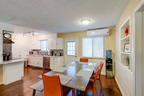 House (4 Bedrooms) | Private kitchen | Coffee/tea maker, paper towels