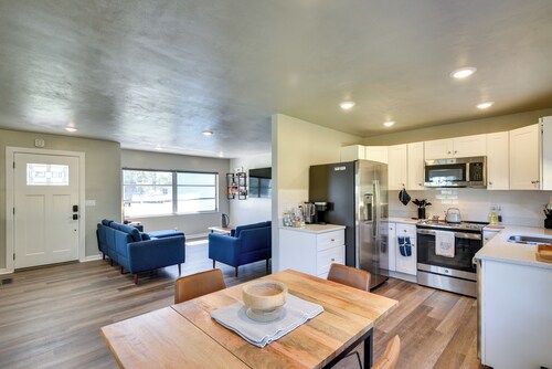 Vibrant Deland House Near Stetson University!