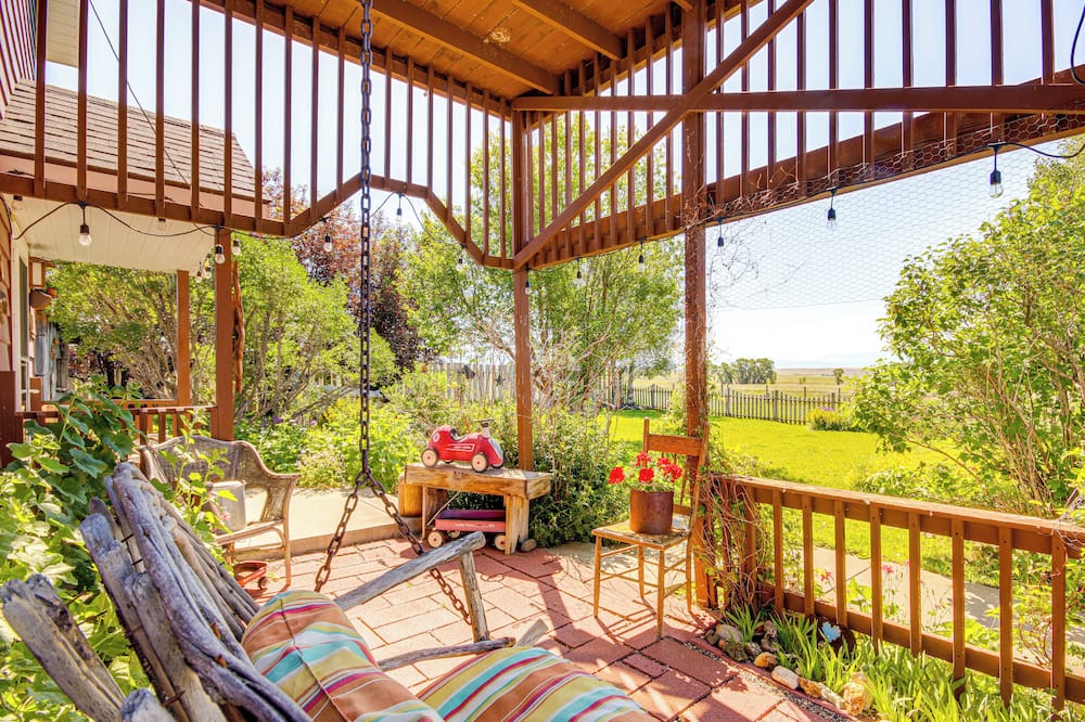 Charming Livingston Vacation Rental w/ Views!