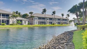 A waterfront hotel with a pool, palm trees, and a fountain. - Newly Updated Golf Villa w/ Free Golf May-oct (Naples)