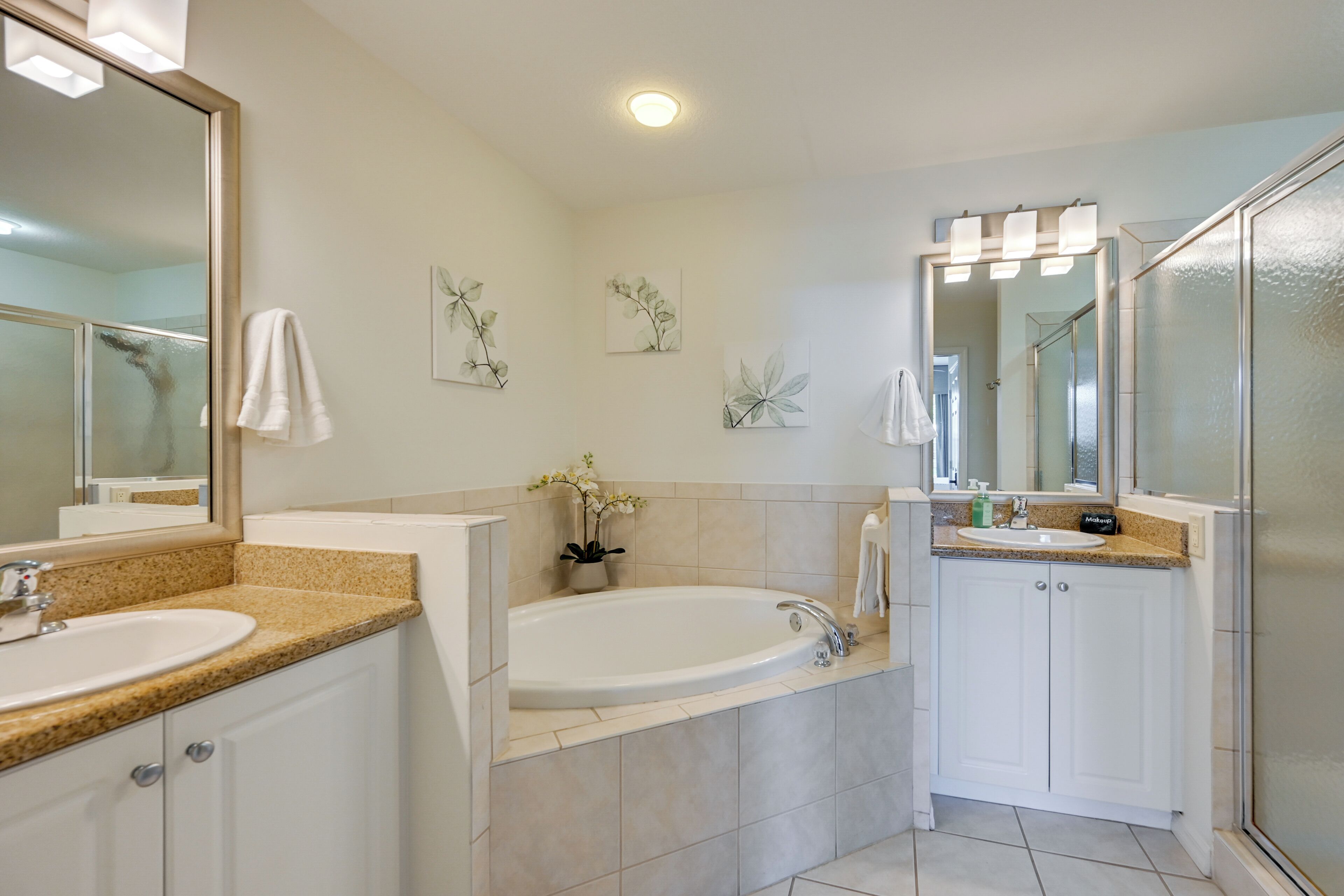 Un baño con bañera, lavabo y cabina de ducha.