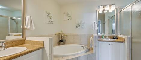 Un baño con bañera, lavabo y cabina de ducha.