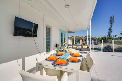 Dock, Grill & Pool: Waterfront Cape Coral Home!
