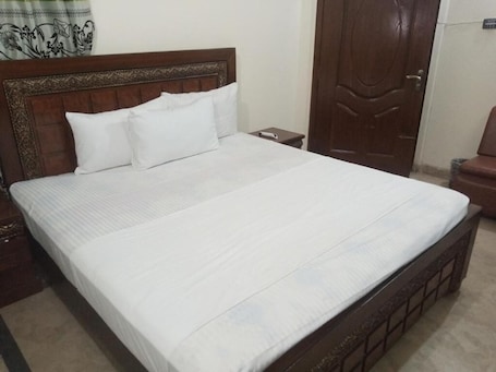 Tabla de planchar con plancha y wifi gratis . Hotel Decent Lodge