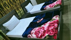 Deluxe Double Room | Iron/ironing board, free WiFi - Hotel Decent Lodge (Multan)
