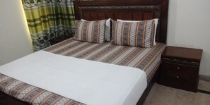 Iron/ironing board, free WiFi - Hotel Decent Lodge (Multan)