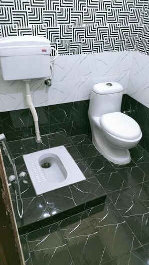 Deluxe Double Room | Bathroom | Shower, designer toiletries, slippers, towels - Hotel Decent Lodge (Multan)