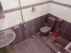 Deluxe Double Room | Bathroom | Shower, designer toiletries, slippers, towels - Hotel Decent Lodge (Multan)