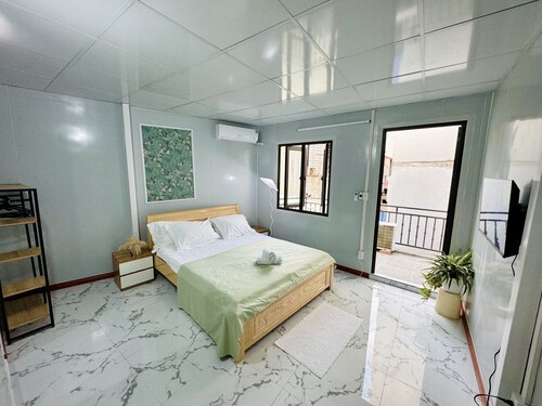 Local Me - Exclusive Centre House