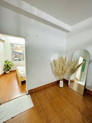Exclusive Single Room | Desk, free WiFi - Local Me - Exclusive Centre House (Hai Phong)