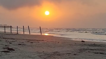 靠近海滩、沙滩椅、沙滩毛巾