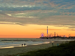 Nær stranden, solsenger og strandhåndklær