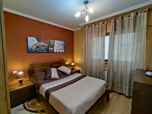 2 bedrooms, iron/ironing board, WiFi, bed sheets