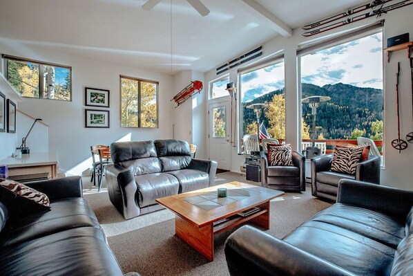 Smart TV, chimenea, mesa de ping pong, monitor de computadora