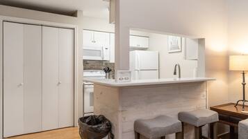 Kjøleskap, mikrobølgeovn, ovn og kokeplater