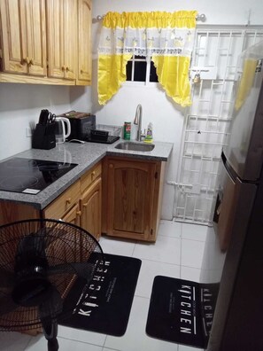 Comfort Apartment, 1 Queen Bed with Sofa bed | Private kitchen | Electric kettle - Harmony Vybz Apartment (Kingston)