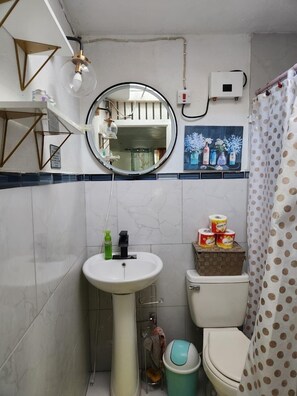 Apartemen Comfort, 1 Tempat Tidur Queen dengan tempat tidur Sofa | Kamar mandi | Shower, pancuran hujan, handuk, dan sabun