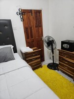 Apartamento Confort, 1 cama de matrimonio con sofá cama | 1 dormitorio, caja fuerte, tabla de planchar con plancha y wifi gratis