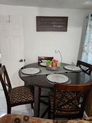 Appartement Confort, 1 grand lit et 1 canapé-lit | Restauration dans la chambre