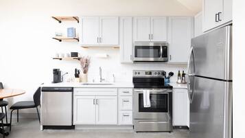 Een koelkast, een magnetron, een oven, een kookplaat