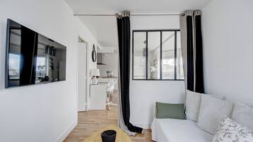 1 chambre, bureau, fer et planche Ă repasser, lit parapluie