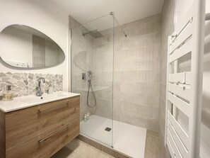 Douche, sĂšche-cheveux, serviettes fournies, savon
