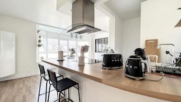 Réfrigérateur, micro-ondes, four, plaque de cuisson